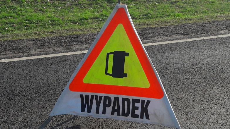 Wypadek na przejeździe kolejowym. Samochód wjechał pod pociąg