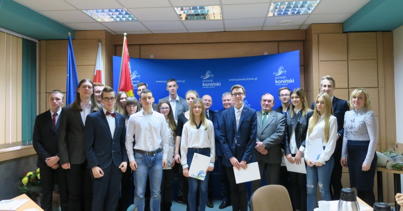 Starosta wręczył stypendia. Pieniądze dostanie 63 uczniów i studentka