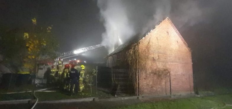 Ogień strawił część dachu oraz kotłownię. Dwie godziny trwała akcja gaśnicza