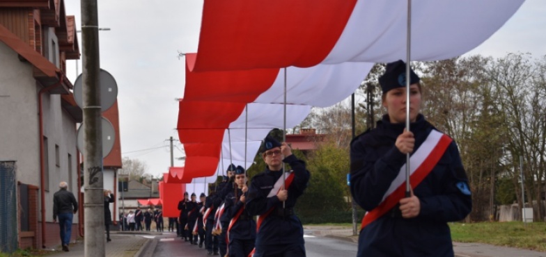 104-metrowa flaga na 104 lata niepodległości