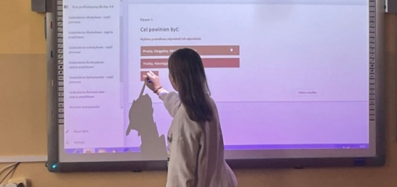 „Lepiej przeżyj” dla uczniów, nauczycieli i rodziców. Kurs e-learningowy