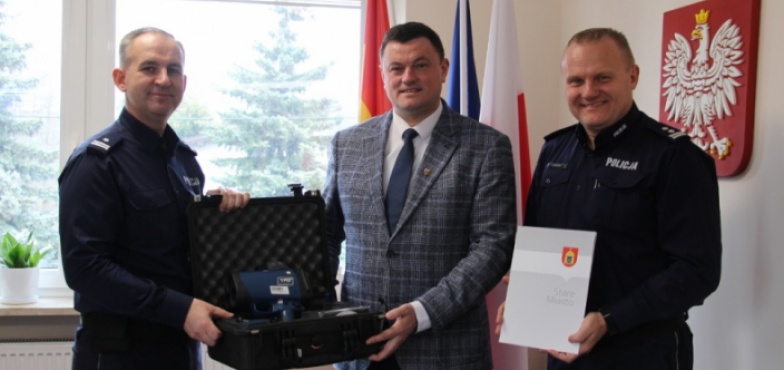 Będzie mierzył prędkość i robił zdjęcia. Wójt przekazał sprzęt konińskiej drogówce