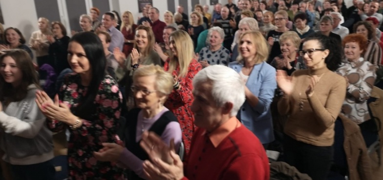 Owacje na stojąco podczas koncertu w teatrze