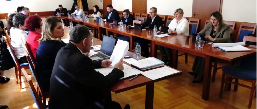 Była ostra wymiana zdań. Kto nie potrafi czytać, a kto skończył Oxford?