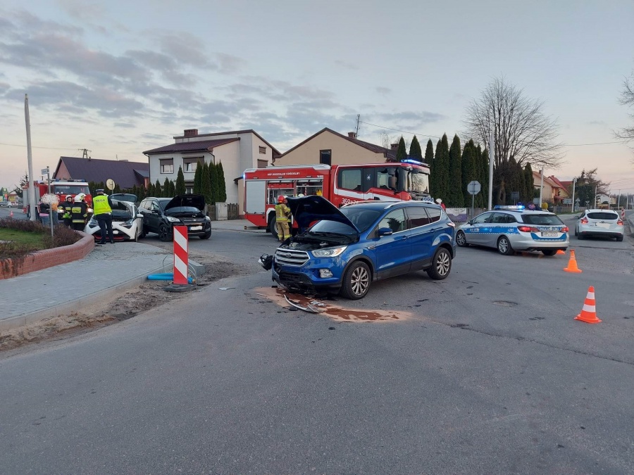 Kobieta z dzieckiem w szpitalu. Po zderzeniu trzech aut