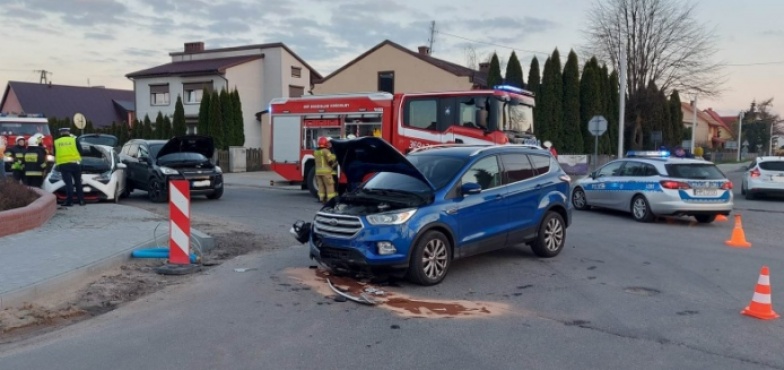 Kobieta z dzieckiem w szpitalu. Po zderzeniu trzech aut