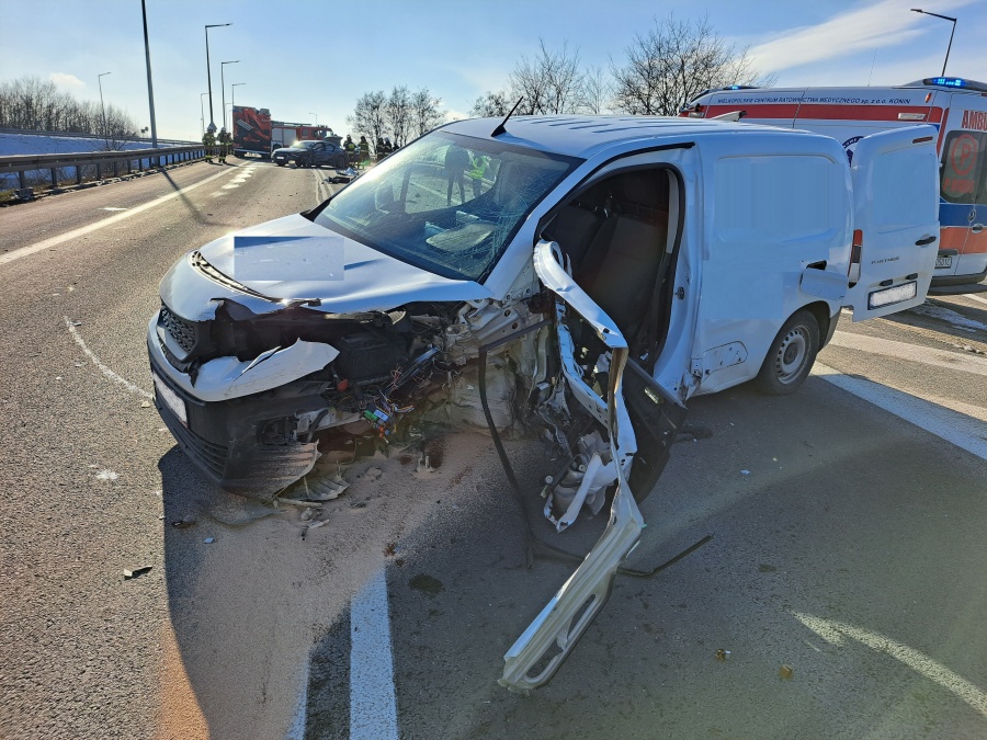 Wypadek na wiadukcie nad autostradą. 33-latek w szpitalu