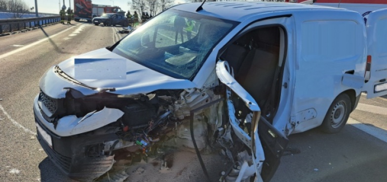 Wypadek na wiadukcie nad autostradą. 33-latek w szpitalu