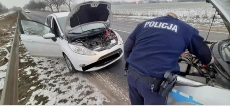 Gdy samochód odmówi posłuszeństwa? Policjant jak znalazł!