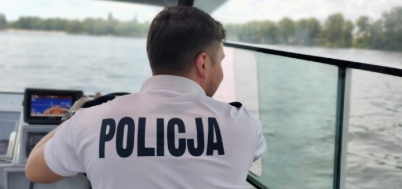 Nie odpoczywają, tylko pilnują. Policjanci też nad wodą