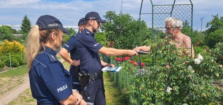 Stop włamaniom do domów. Policjanci przypominali działkowiczom 
