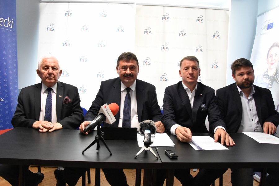 „Będziemy bronić suwerenności Polski”. Zjednoczona Prawica o bezpieczeństwie energetycznym i migracji 
