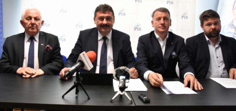 „Będziemy bronić suwerenności Polski”. Zjednoczona Prawica o bezpieczeństwie energetycznym i migracji 