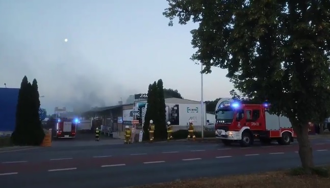 Pożar nad ranem. W ogniu hurtownia warzyw i owoców