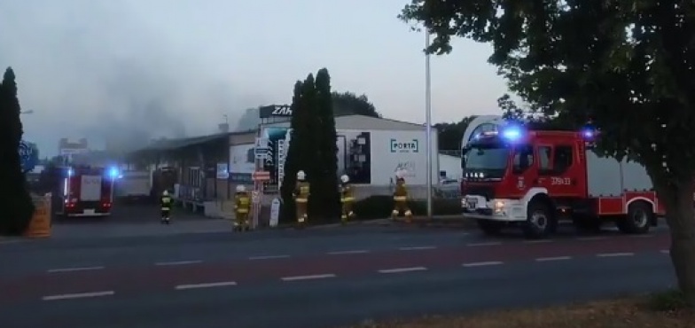 Pożar nad ranem. W ogniu hurtownia warzyw i owoców