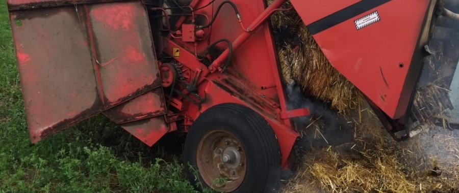 Na polu zapaliła się prasa rolnicza. Ogień objął też słomę