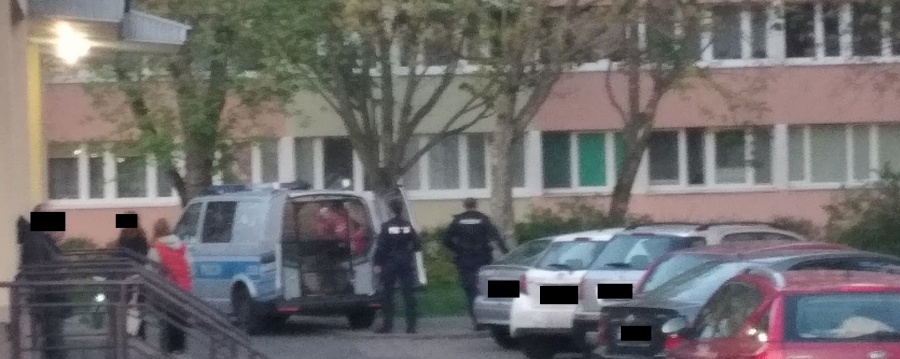 Agresywny, pijany mąż dobijał się do drzwi