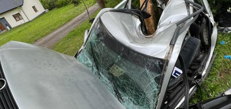 Uderzył w drzewo. Został uwięziony wewnątrz zgniecionego samochodu
