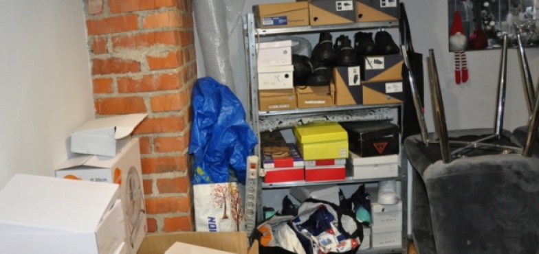 Podróbki znanych światowych marek na posesji 48-latki. Policjanci znaleźli 400 par butów