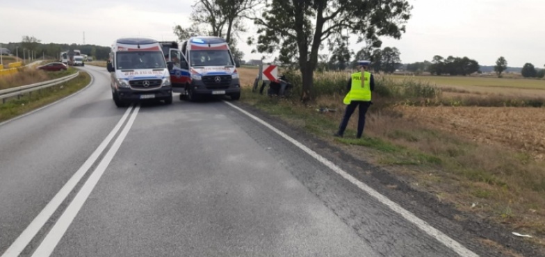 Podczas wyprzedzania samochód zepchnął inny pojazd z jezdni. Dwie osoby poszkodowane