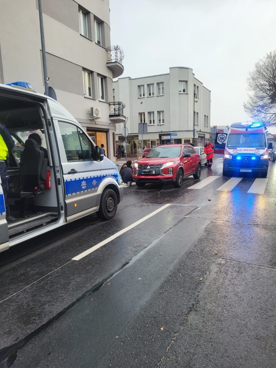 74-letnia piesza potrącona na pasach. Kierowca nie ustąpił pierwszeństwa