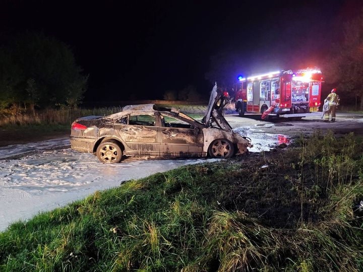 Najpierw dachował, potem stanął w płomieniach. Jedna osoba prawdopodobnie wypadła z auta
