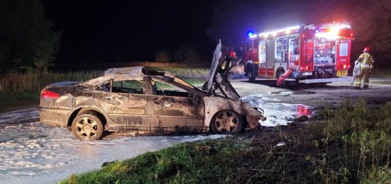 Najpierw dachował, potem stanął w płomieniach. Jedna osoba prawdopodobnie wypadła z auta