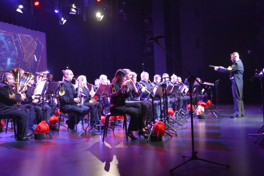 Koncert orkiestry górniczej w parku z okazji Święta Wojska Polskiego