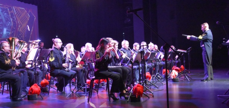 Koncert orkiestry górniczej w parku z okazji Święta Wojska Polskiego