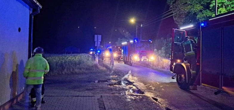 Wielki pożar budynku socjalnego. Strażacy gasili go do rana