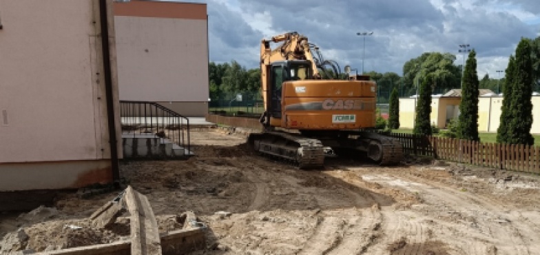 Wymieniana jest nawierzchnia przy podstawówce w Wilczynie 
