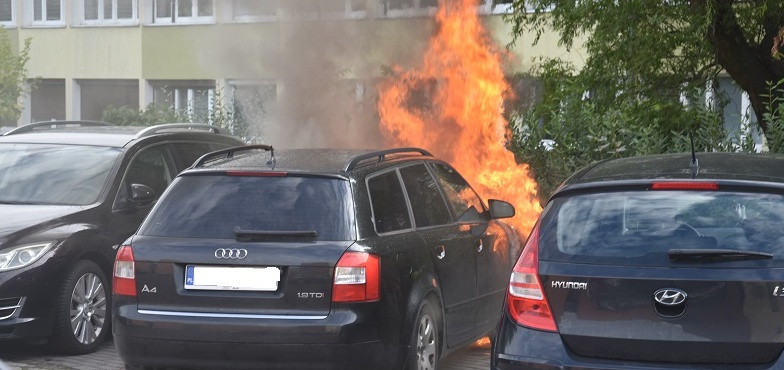 Zapalił się samochód na parkingu 