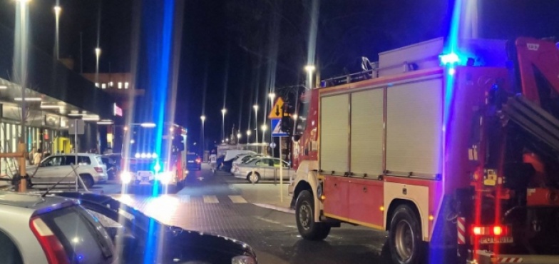 Trzy osoby uwięzione w windzie. Straż przy Dekadzie