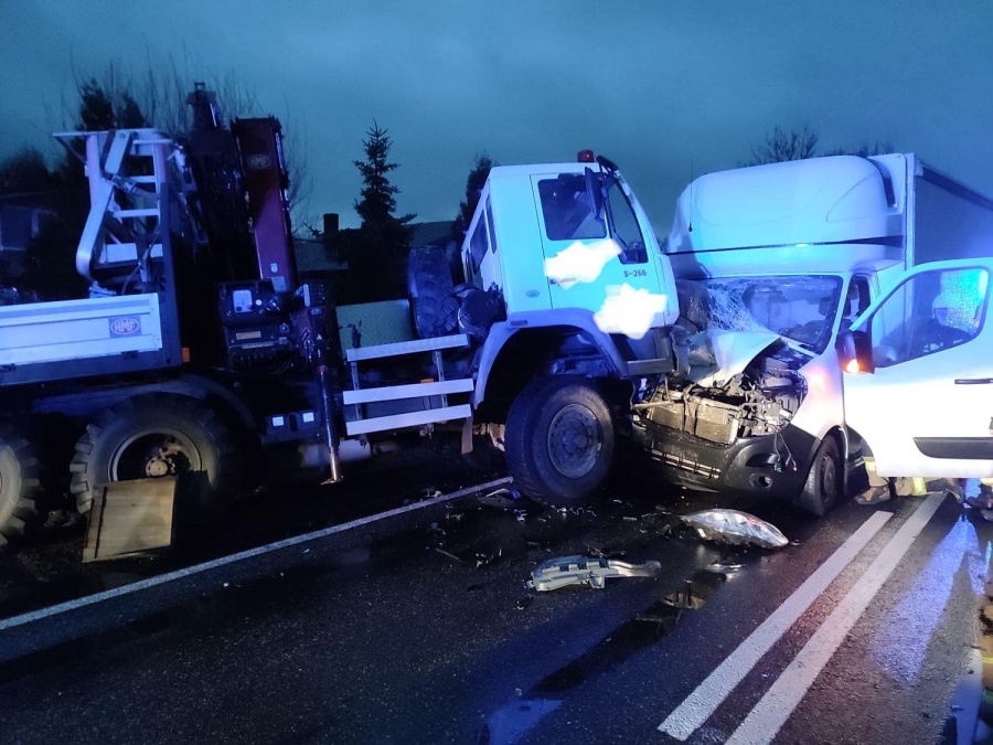 Bus zderzył się z ciężarówką. Wypadek na DK25