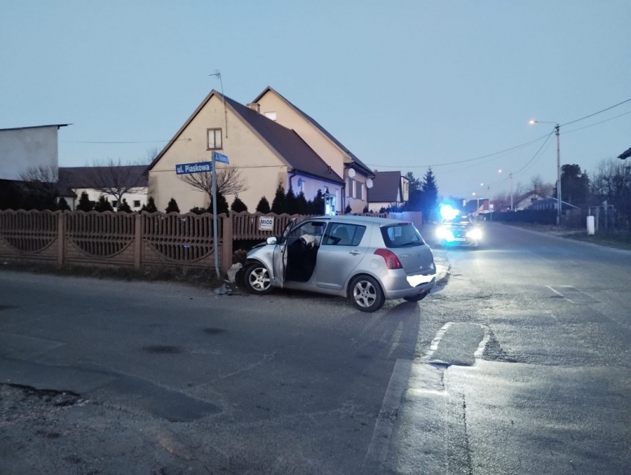 Jazdę zakończyła na ogrodzeniu posesji