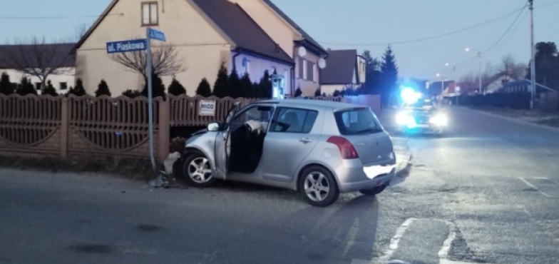 Jazdę zakończyła na ogrodzeniu posesji