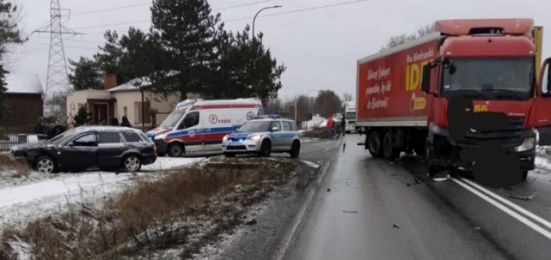 I znów wypadek!  Droga całkowicie zablokowana