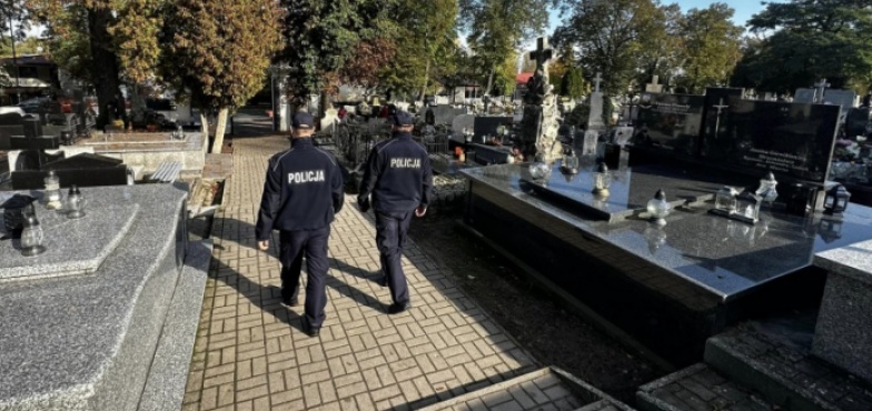 Na cmentarzach zaczyna robić się tłoczno. Nie zostawiaj torebki na ławce
