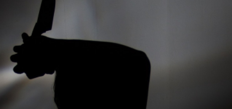 81-latek zaatakował nożem opiekunkę i policjantów