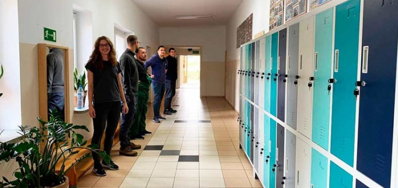 Uczniowie mają nowe szafki na swoje rzeczy. Rodzice kupili i zamontowali