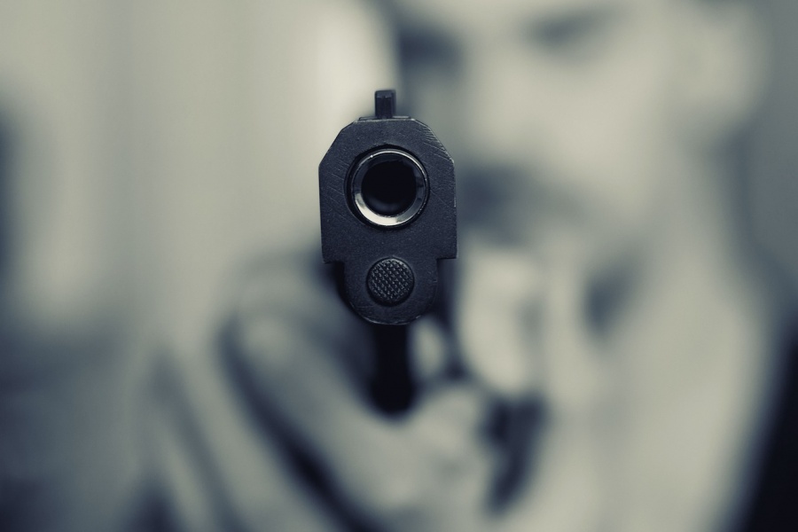 Wyciągnął policjantowi broń z kabury i zaczął strzelać