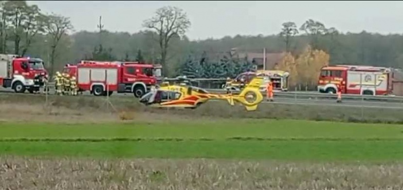 Po poszkodowanego kierowcę busa przyleciał śmigłowiec