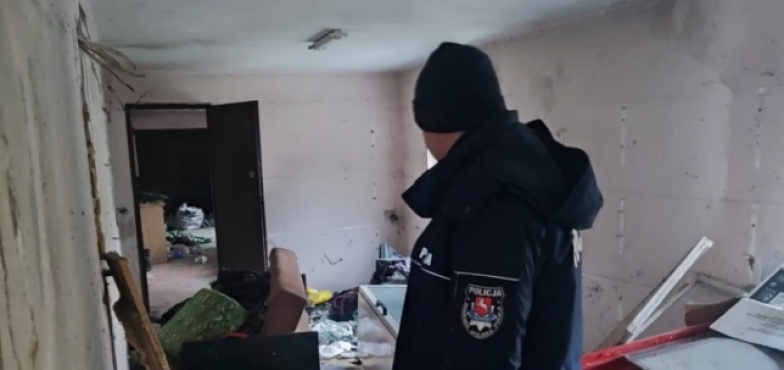 Policjanci sprawdzają pustostany. Widzisz osobę bezdomną – zgłoś