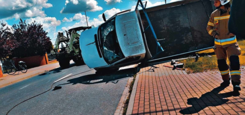 Zderzenie ciągnika rolniczego z mercedesem