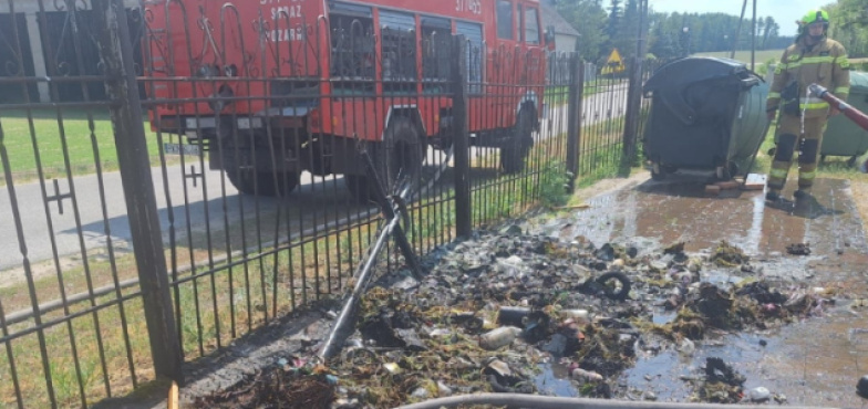 Strażacy gasili pożar śmietnika na cmentarzu