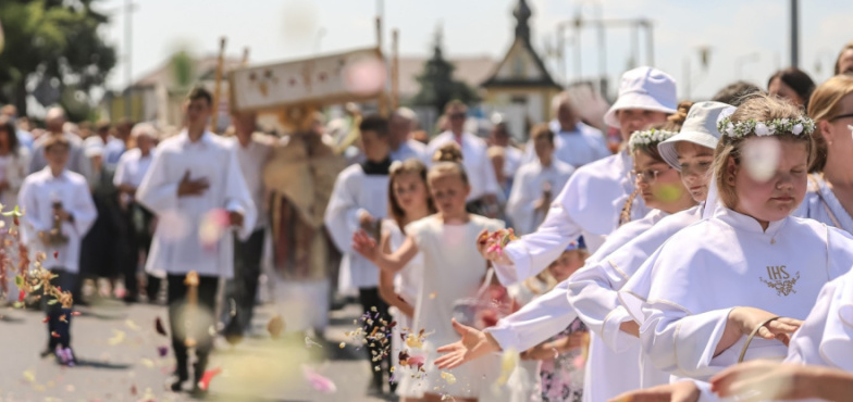 Uroczystość Bożego Ciała w sanktuarium. Procesja eucharystyczna ulicami Lichenia