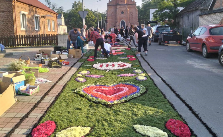 Piękny, kwiatowy dywan przed kościołem. Dzisiaj Boże Ciało