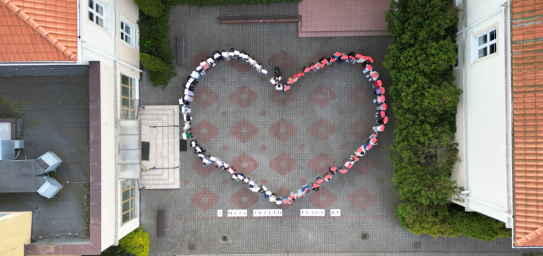 Happening z okazji Święta Flagi. Symboliczne serce dla Polski