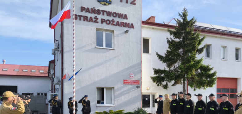 Konińscy strażacy też oddali cześć polskiej fladze
