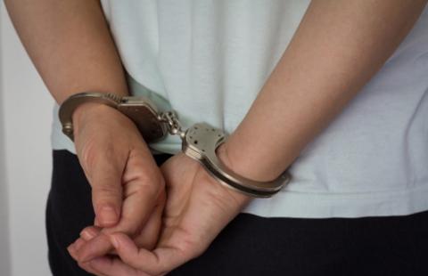 Gdy przyjechała policja nadal był w środku. „Potrzebował alkoholu i papierosów”